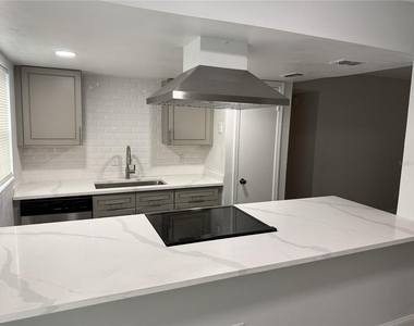 726 Edgewater Drive - Photo Thumbnail 4
