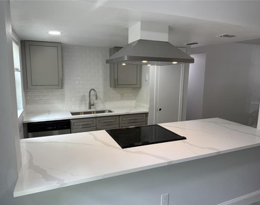 726 Edgewater Drive - Photo Thumbnail 3
