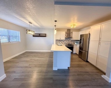 150 Killarney Bay Court - Photo Thumbnail 4
