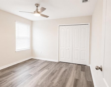 233 Primrose Drive - Photo Thumbnail 7