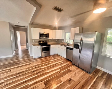 1110 Poinsettia Avenue - Photo Thumbnail 7