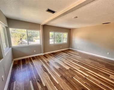 1110 Poinsettia Avenue - Photo Thumbnail 3
