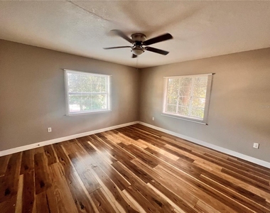 1110 Poinsettia Avenue - Photo Thumbnail 8