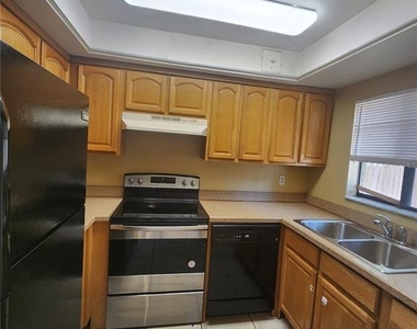 702 Sw 70 Terrace - Photo Thumbnail 3