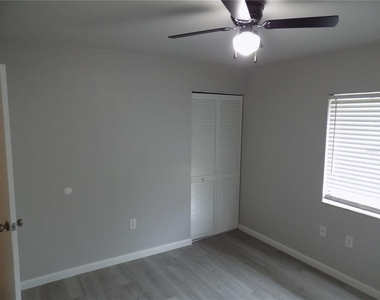 2735 Sw 35th Place - Photo Thumbnail 21
