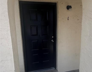 2735 Sw 35th Place - Photo Thumbnail 1