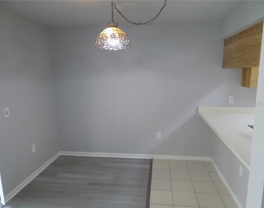 2735 Sw 35th Place - Photo Thumbnail 9