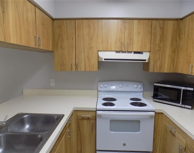 2735 Sw 35th Place - Photo Thumbnail 3