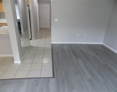 2735 Sw 35th Place - Photo Thumbnail 10