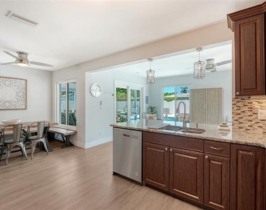 1302 Mango Avenue - Photo Thumbnail 16