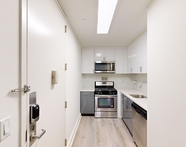 10 Hanover Square - Photo Thumbnail 1