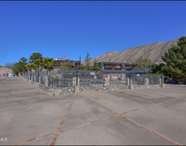 4800 N Stanton Street - Photo Thumbnail 8