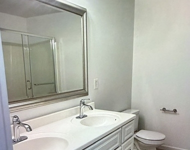 40 Corinthian Avenue - Photo Thumbnail 8