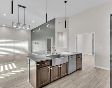 13729 Lago Vista Avenue - Photo Thumbnail 18