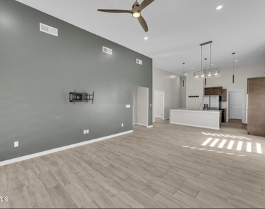 13729 Lago Vista Avenue - Photo Thumbnail 31