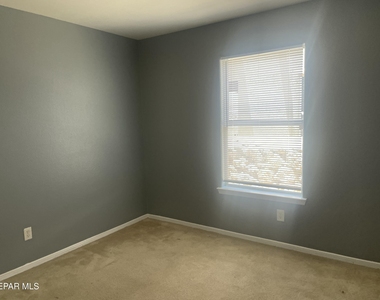 5724 Saluki Drive - Photo Thumbnail 8