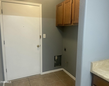 5724 Saluki Drive - Photo Thumbnail 5