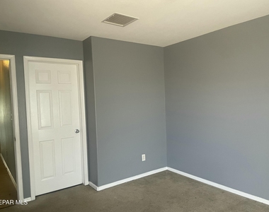 5724 Saluki Drive - Photo Thumbnail 4