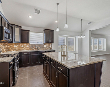 11381 Bullseye Street - Photo Thumbnail 5