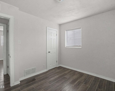5316 Saxon Drive - Photo Thumbnail 16