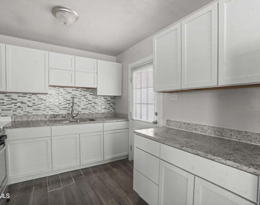 5316 Saxon Drive - Photo Thumbnail 9