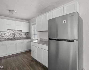 5316 Saxon Drive - Photo Thumbnail 8