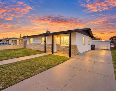 5316 Saxon Drive - Photo Thumbnail 15