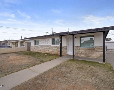5316 Saxon Drive - Photo Thumbnail 2