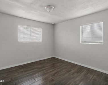 5316 Saxon Drive - Photo Thumbnail 12