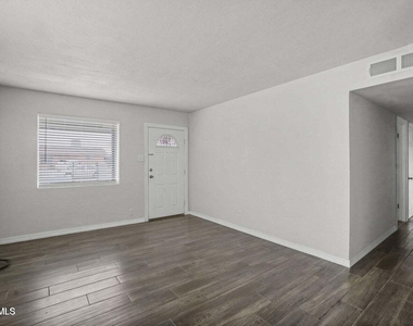 5316 Saxon Drive - Photo Thumbnail 4