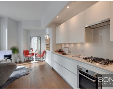 East 44th Street - Photo Thumbnail 4