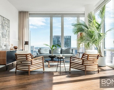 East 44th Street - Photo Thumbnail 6