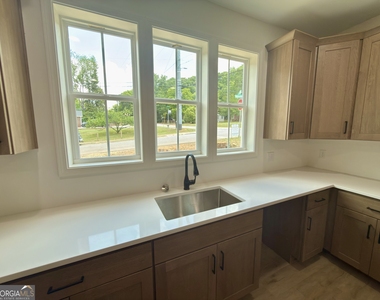 294 Moreland Avenue - Photo Thumbnail 5