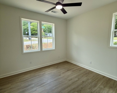294 Moreland Avenue - Photo Thumbnail 7