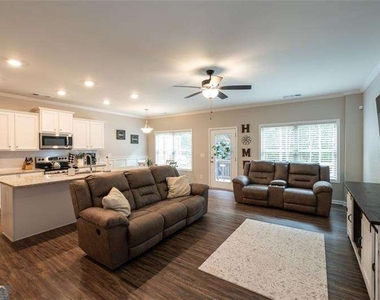 819 Ash Street - Photo Thumbnail 2