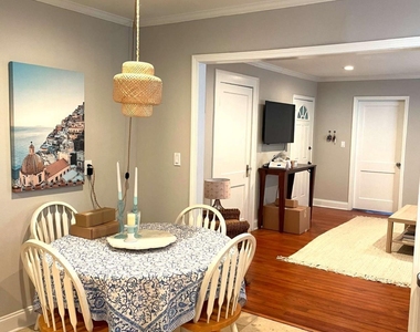 1380 Monroe Drive Ne - Photo Thumbnail 3