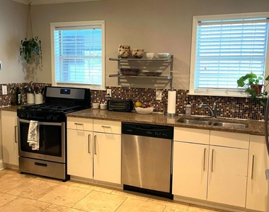 1380 Monroe Drive Ne - Photo Thumbnail 4