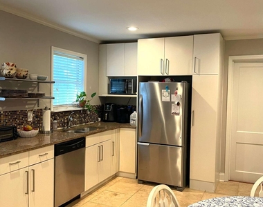 1380 Monroe Drive Ne - Photo Thumbnail 2