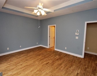 1360 Eastgate Court Se - Photo Thumbnail 16