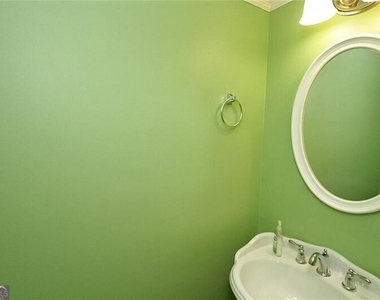 1360 Eastgate Court Se - Photo Thumbnail 13