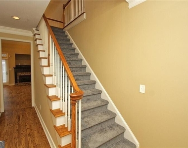1360 Eastgate Court Se - Photo Thumbnail 2