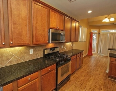 1360 Eastgate Court Se - Photo Thumbnail 9
