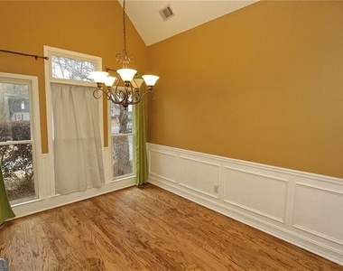 1360 Eastgate Court Se - Photo Thumbnail 3