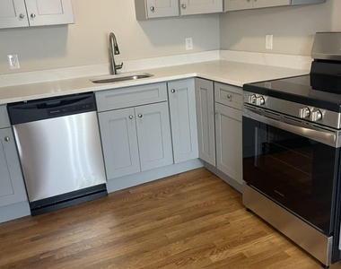 735 Greens Avenue - Photo Thumbnail 3