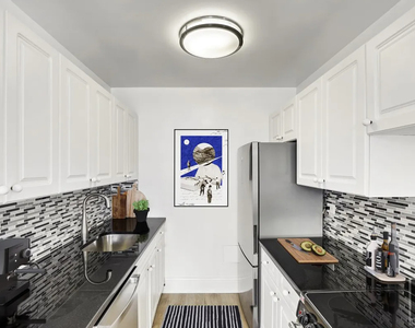 West 34th Street - Photo Thumbnail 3