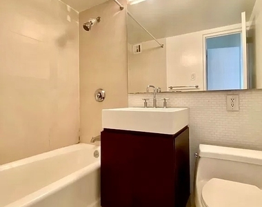 East 63 Street - Photo Thumbnail 3