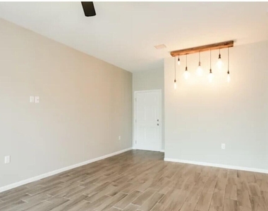 506 W Latona Road - Photo Thumbnail 2