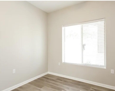 506 W Latona Road - Photo Thumbnail 7