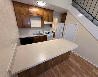 520 Bond Street - Photo Thumbnail 2