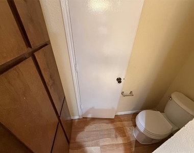 520 Bond Street - Photo Thumbnail 6